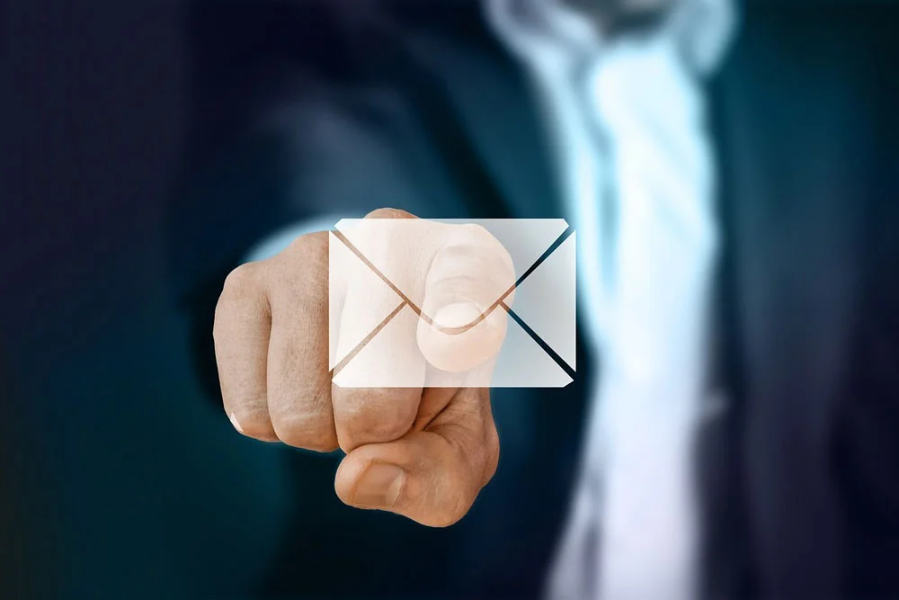 contact Personne en costard pointant du doigt une icône d'enveloppe